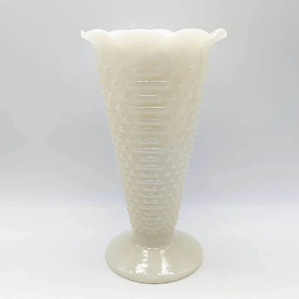 Vintage Anchor Hocking Off White Ruffle Edge Hobnail Glass Trumpet Vase - Picture 2 of 8